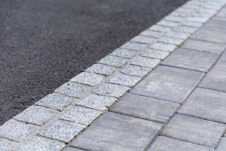 Asphalt und Pflasterung